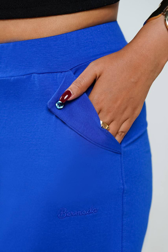 نمای نزدیک از جیب شلوارک پنبه ای زنانه