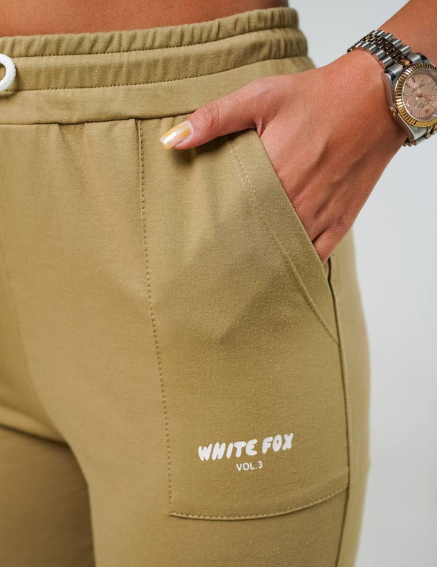 نمای نزدیک از کمر کشی راحت و فرم جیب شلوار پنبه ای زنانه