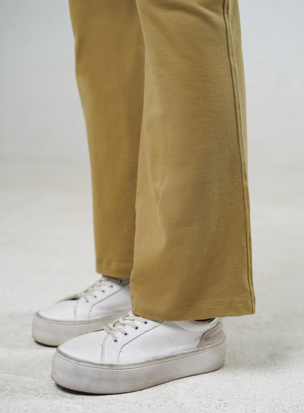 نمای نزدیک از دمپای شلوار پنبه ای زنانه قد 100