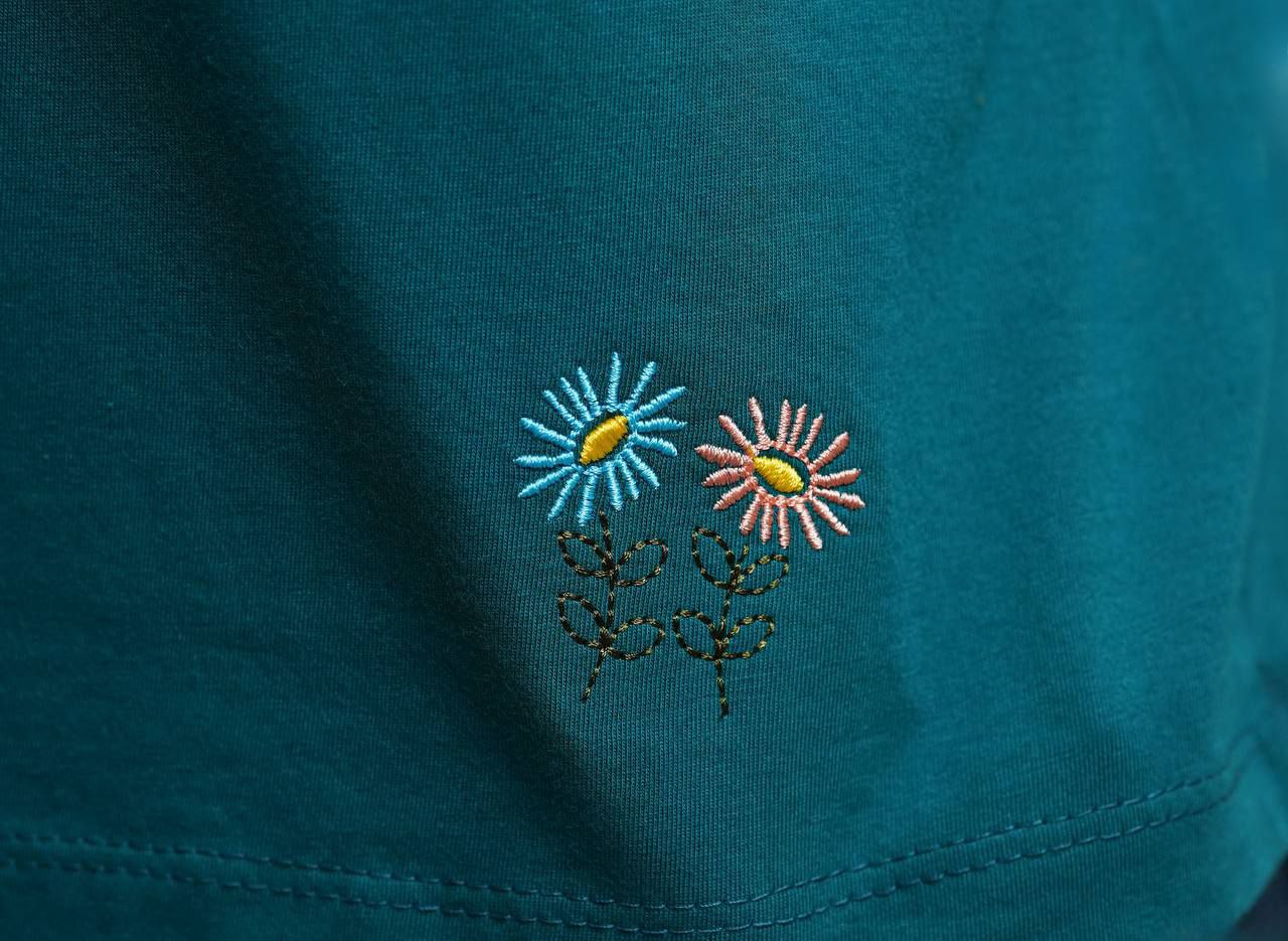 تیشرت جلو یقه دکمه روی سینه گلدوزی ظریف داره و فری سایزه